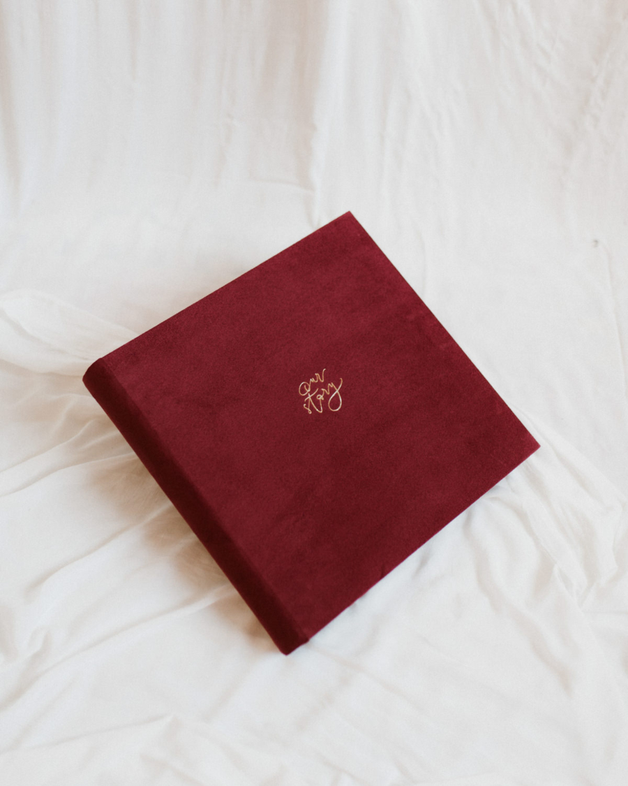 Tradycyjny album na zdjęcia - Bordowy ze złotym napisem