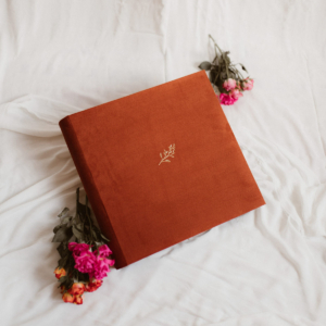 Tradycyjny album na zdjęcia - Ceglany ze złotą grafiką