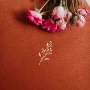 Tradycyjny album na zdjęcia - Ceglany ze złotą grafiką