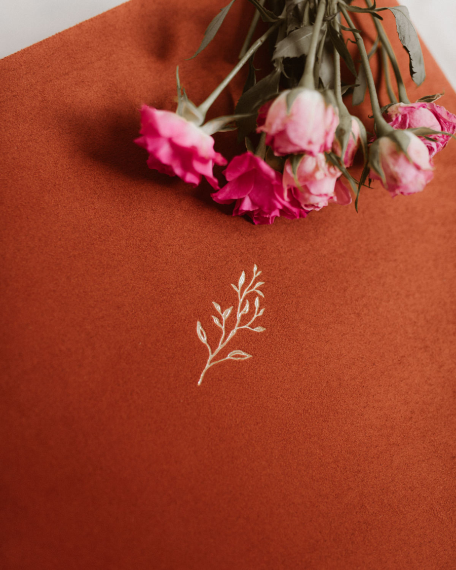 Tradycyjny album na zdjęcia - Ceglany ze złotą grafiką