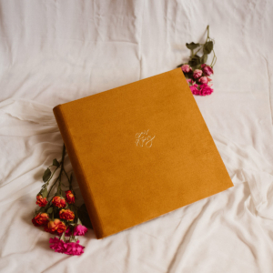 Tradycyjny album na zdjęcia - Musztardowy ze złotym napisem