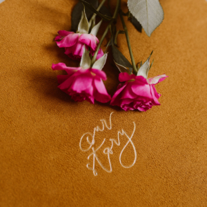 Tradycyjny album na zdjęcia - Musztardowy ze złotym napisem