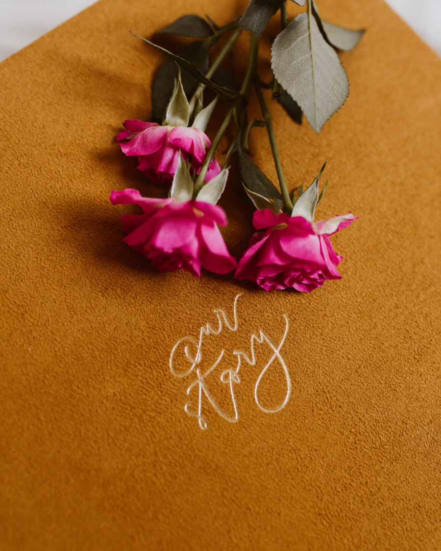 Tradycyjny album na zdjęcia - Musztardowy ze złotym napisem