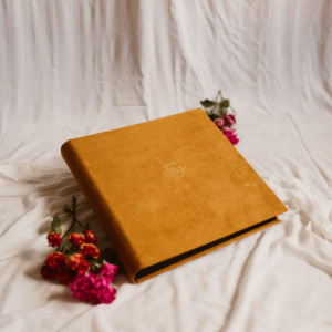 Tradycyjny album na zdjęcia - Musztardowy ze złotym napisem