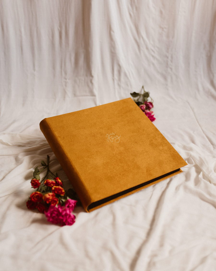 Tradycyjny album na zdjęcia - Musztardowy ze złotym napisem