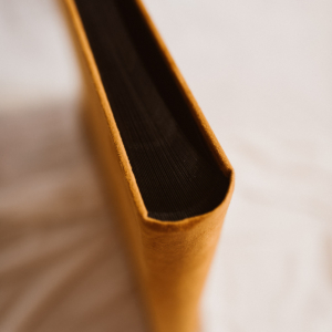 Tradycyjny album na zdjęcia - Musztardowy ze złotym napisem