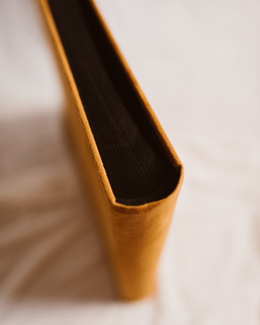 Tradycyjny album na zdjęcia - Musztardowy ze złotym napisem