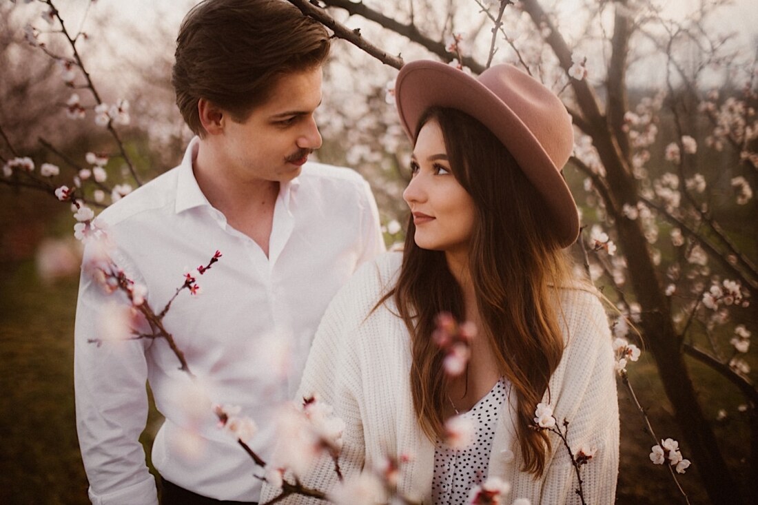 Sesja w kwitnącym sadzie 13 sesja narzeczenska w sadzie 1