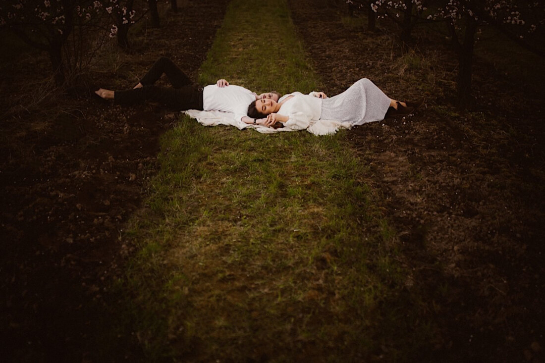 Sesja w kwitnącym sadzie 21 sesja narzeczenska w sadzie 11 2