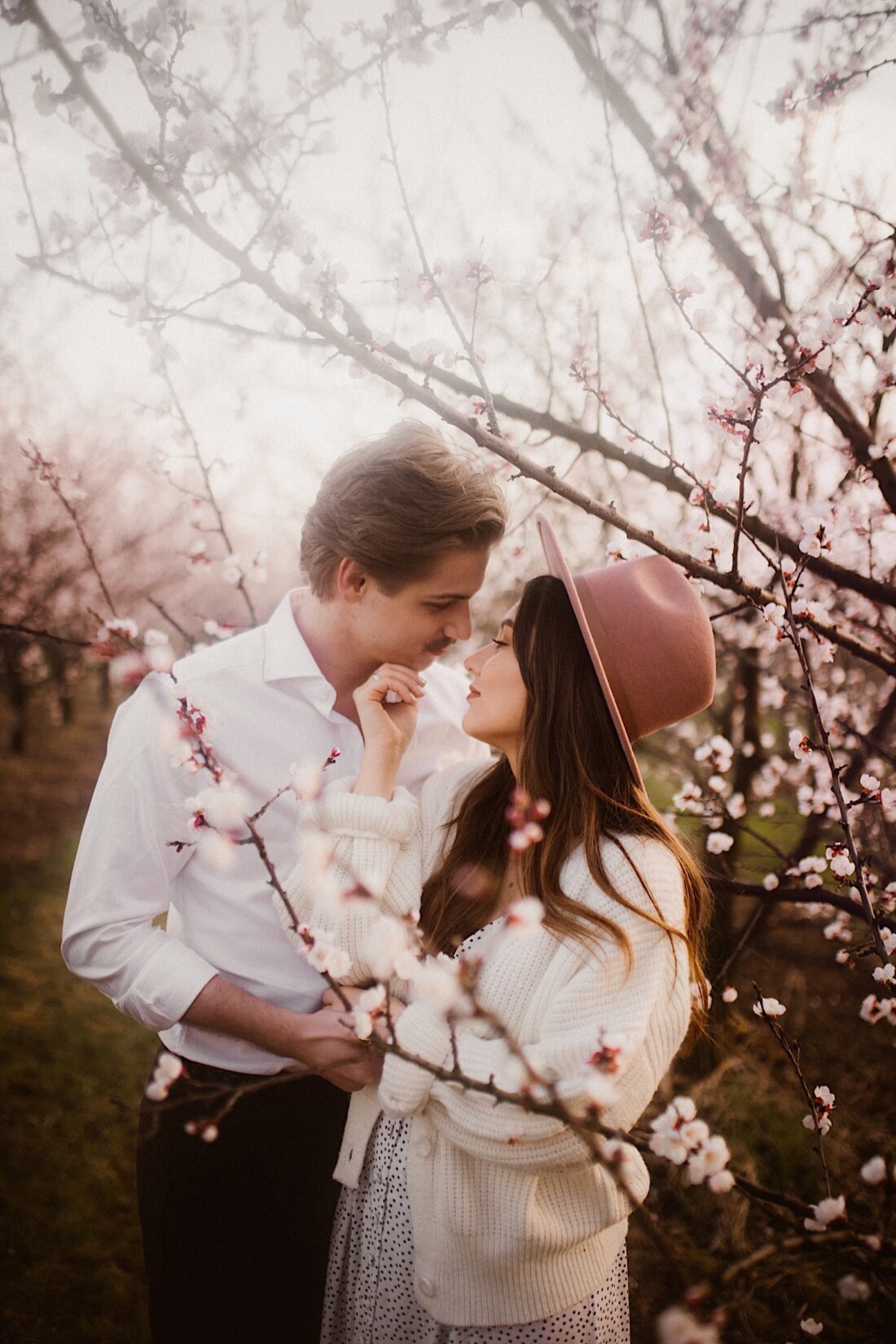 Sesja w kwitnącym sadzie 15 sesja narzeczenska w sadzie 3