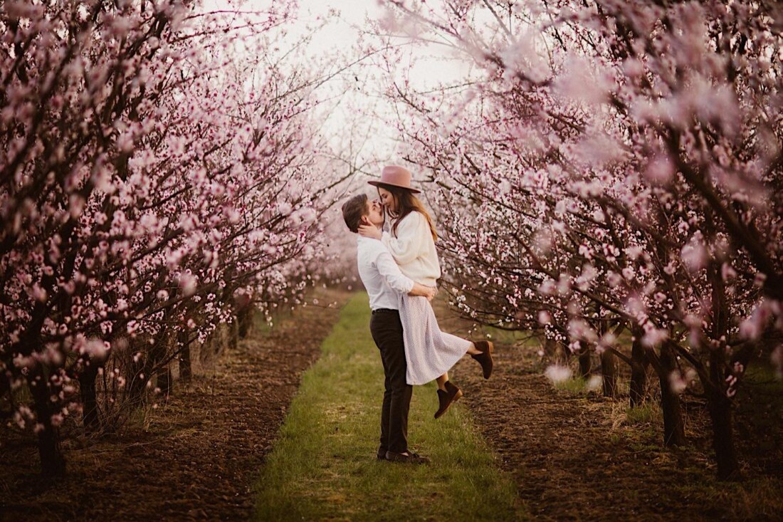 Sesja w kwitnącym sadzie 17 sesja narzeczenska w sadzie 5