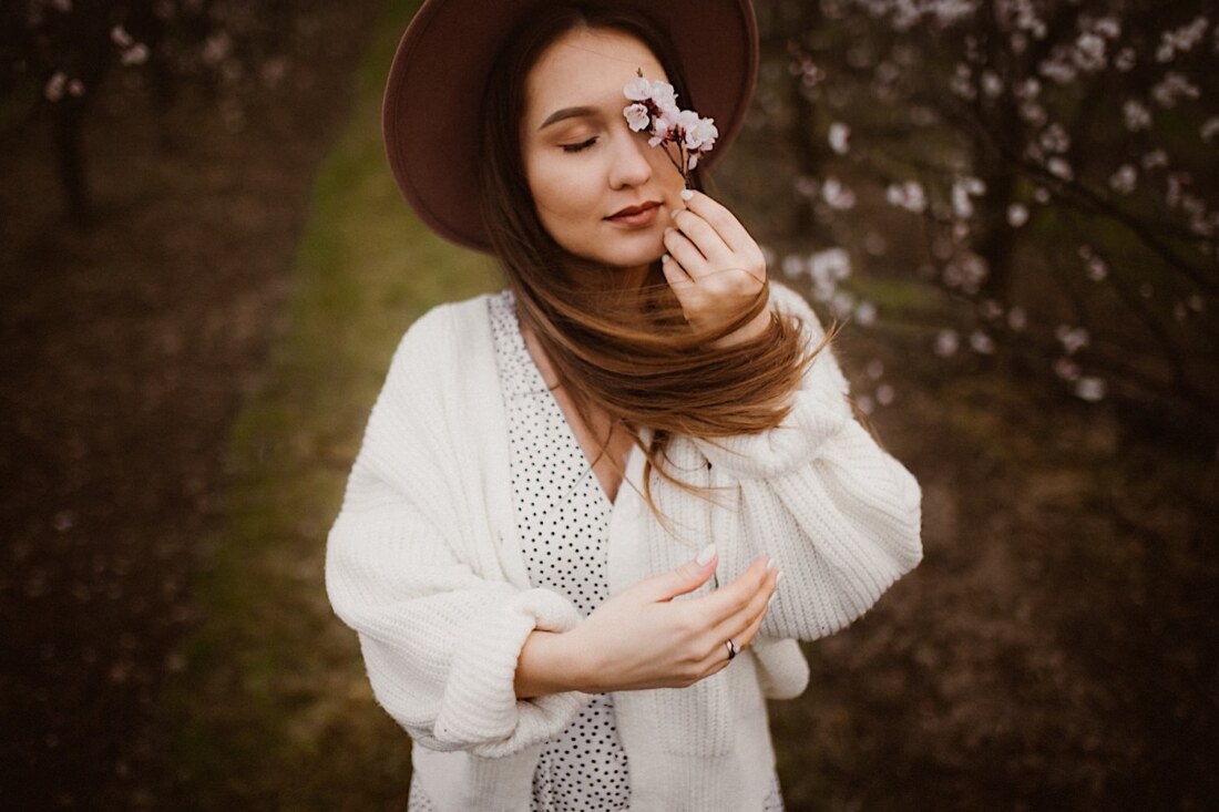 Sesja w kwitnącym sadzie 18 sesja narzeczenska w sadzie 6