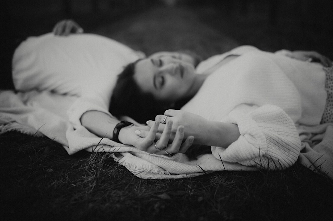 Sesja w kwitnącym sadzie 20 Obrazek posiada pusty atrybut alt; plik o nazwie sesja-narzeczenska-w-sadzie-9-1100x733.jpg